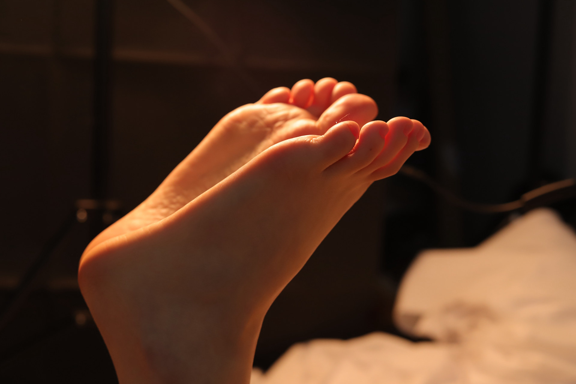 天好冷,烤烤jiojio.#玉足# #玉足控# #美腿玉足# #黑丝玉足