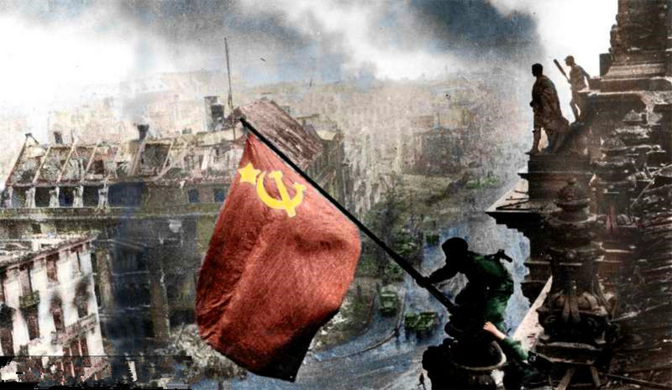 历史老照片#  "苏联红军攻克柏林" 1945年4月30日,攻进德国境内的