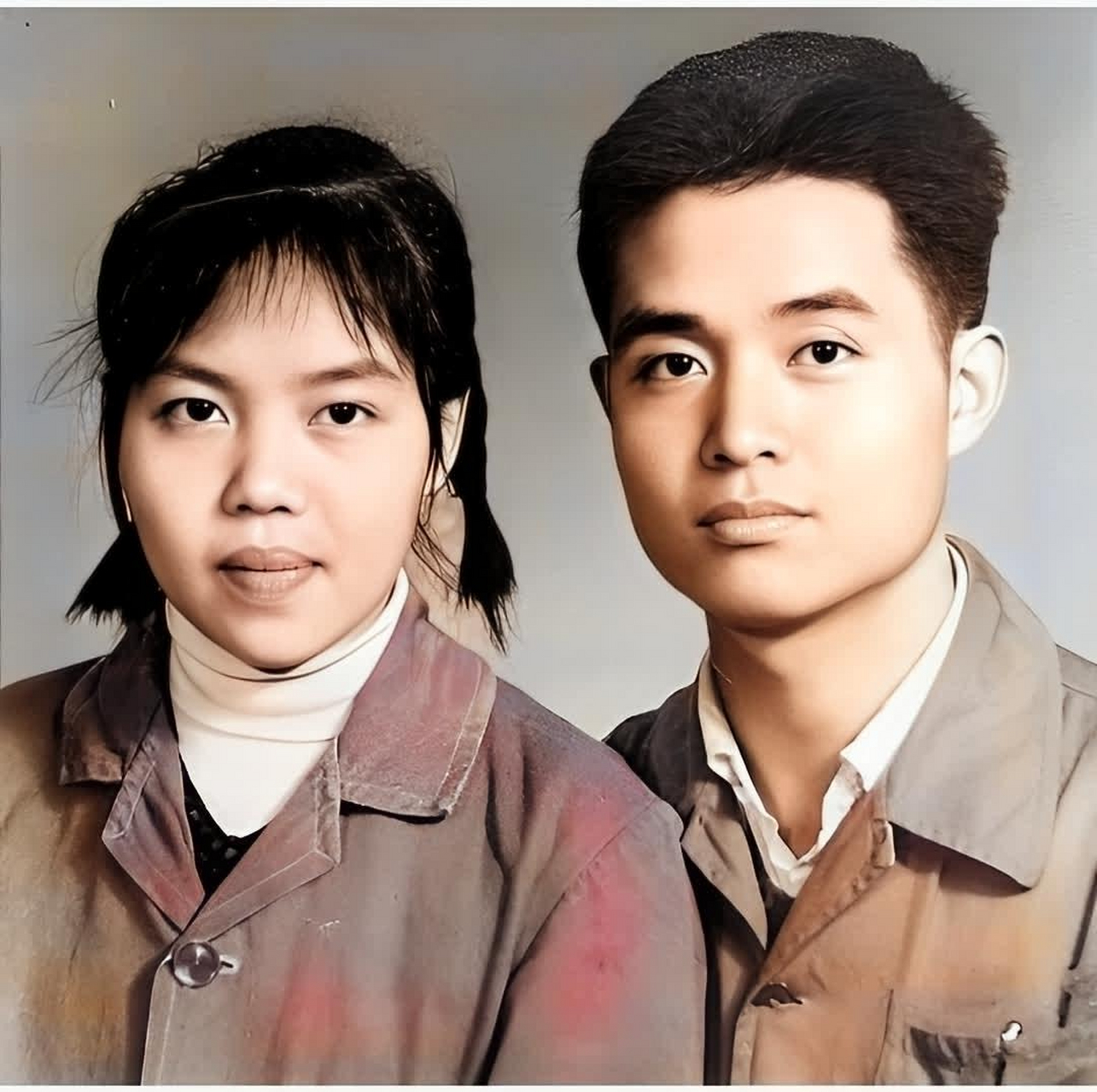 上世纪60年代,一对新婚夫妇的婚纱照,从着装上看,丈夫是海军,在军装的