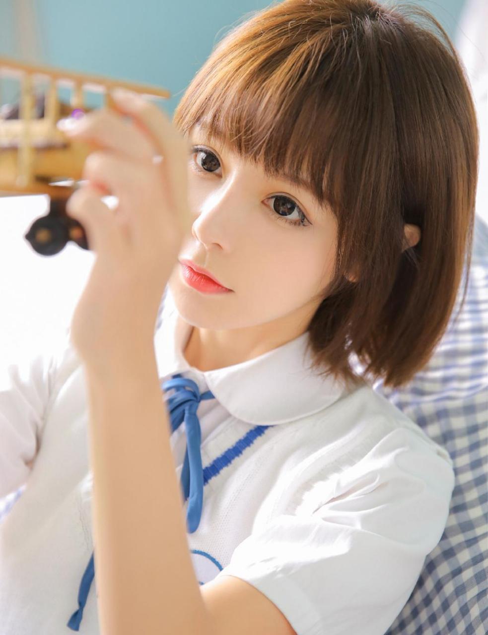 甜甜的短发制服学生少女唯美摄影,元气满满的女孩