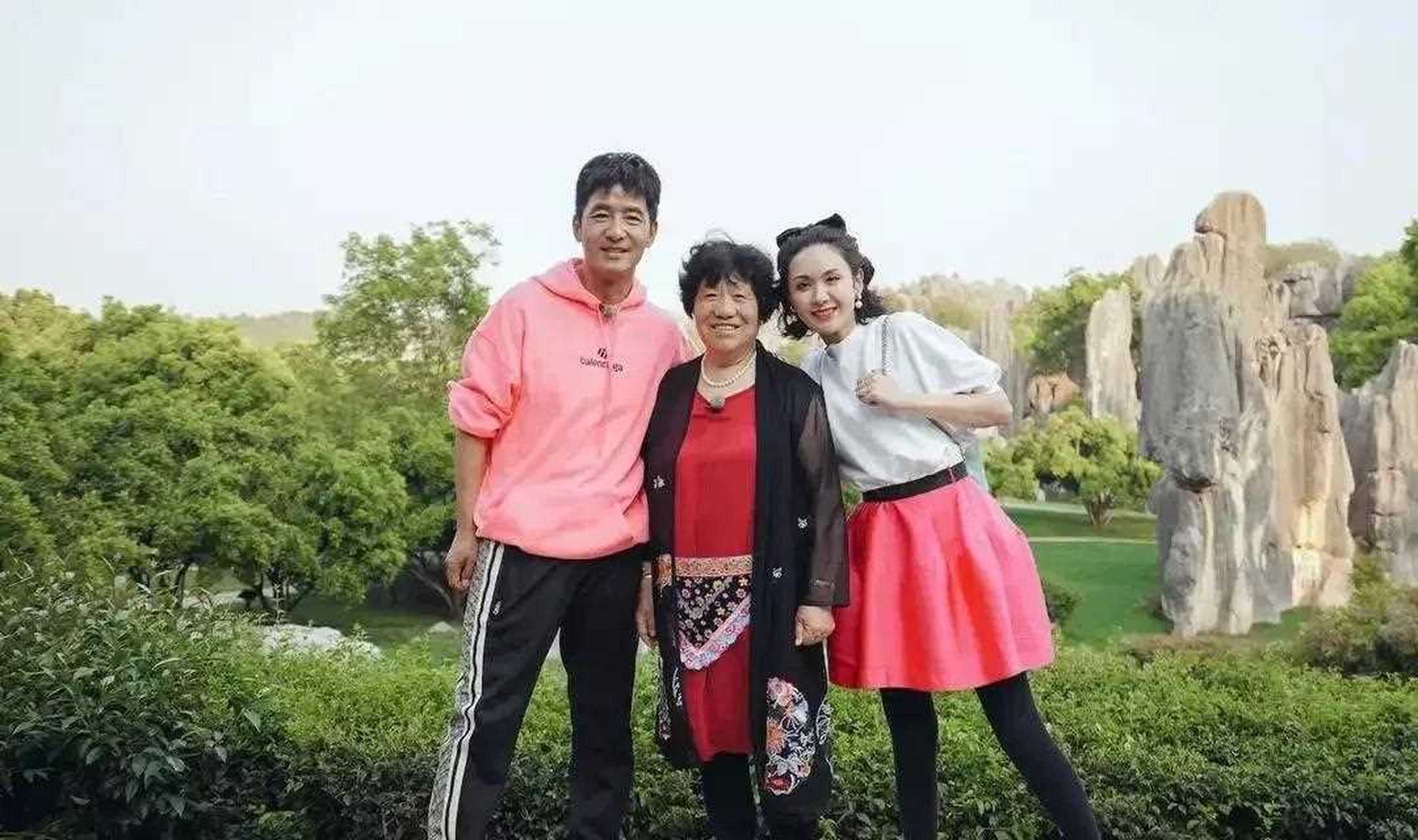 郭晓冬携妻子程莉莎和妈妈一起外出游玩,一家人同框合影,其乐融融温馨