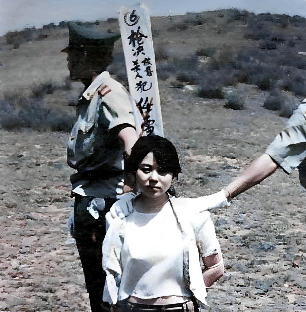 1992年,河南新安某看守所内,一名年轻貌美的女犯人被押送刑场时的画面