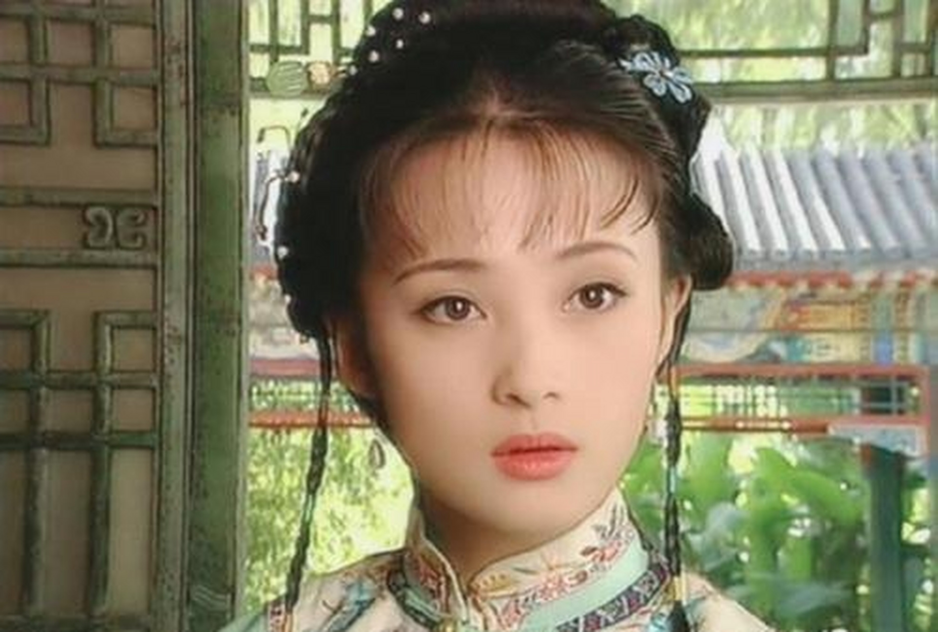 朱茵作为一代港星一直以来就有着多部经典的作品,年轻的时候出演了