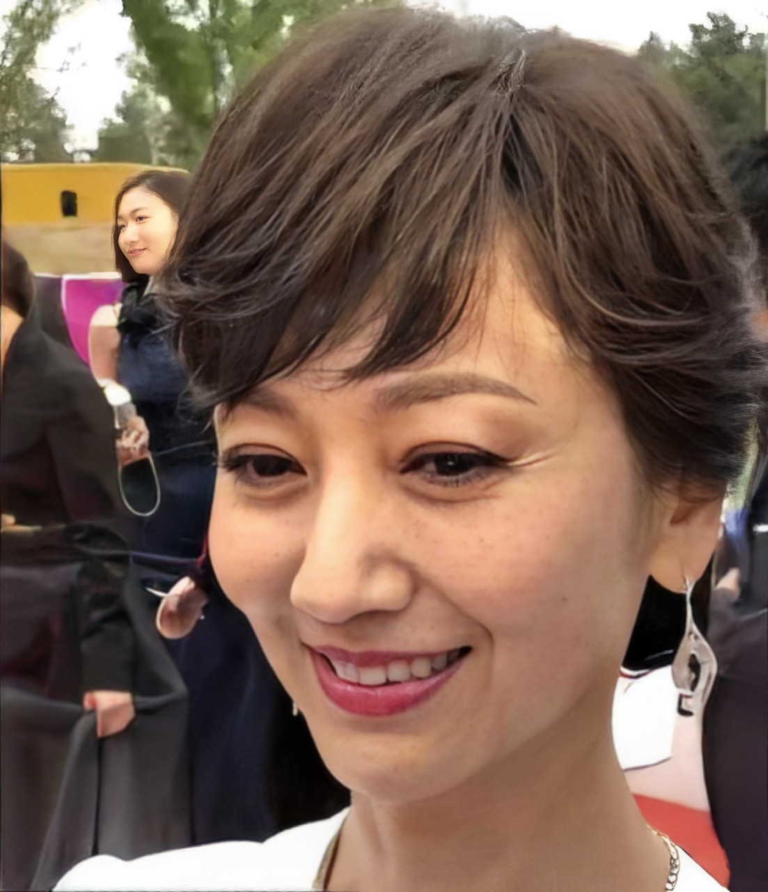 赵雅芝近日的出生照曝光,因为皱纹而引发网友热议,"岁月女神"真迪老