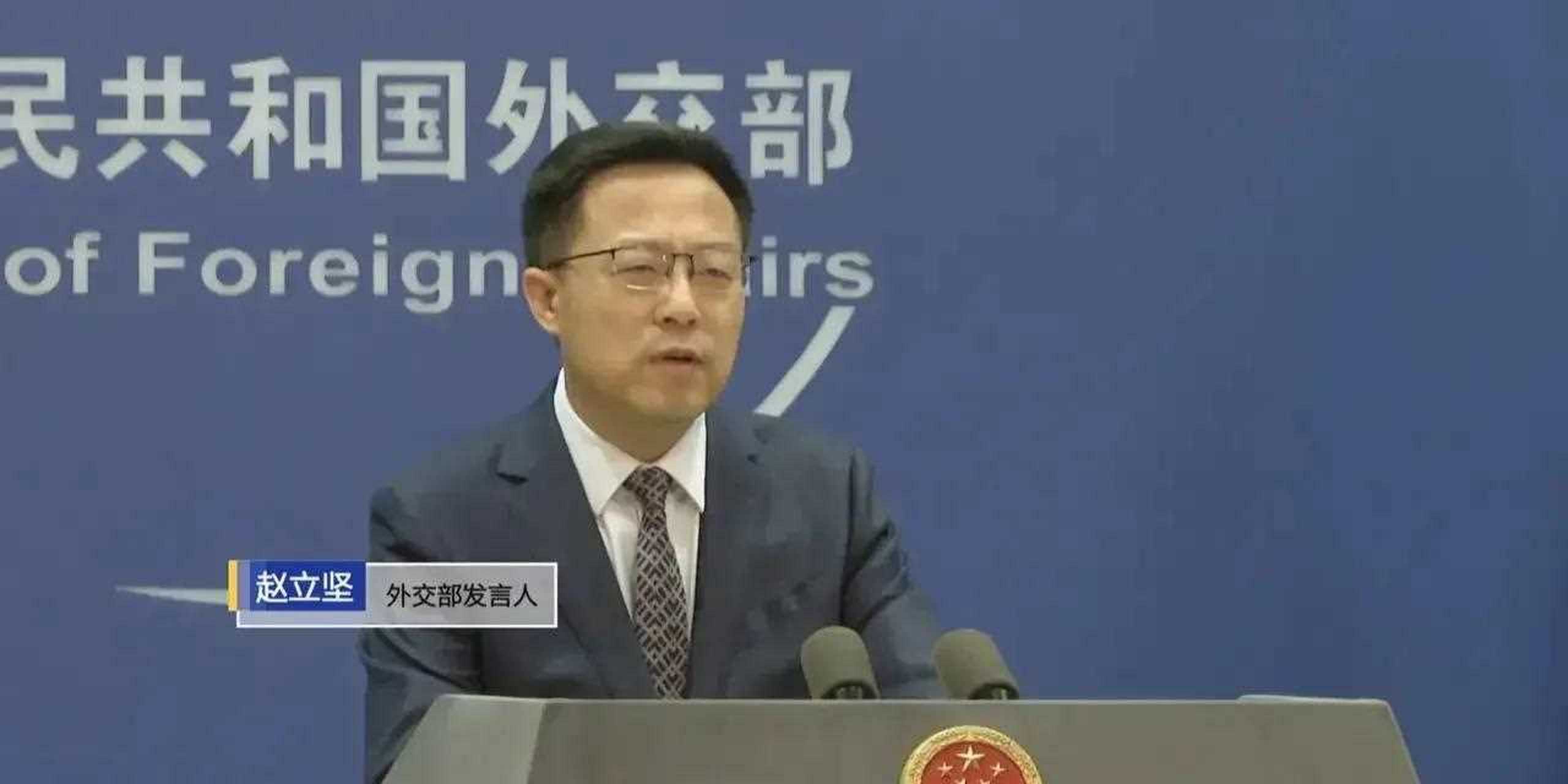 外交部发言人赵立坚,和老婆过生日,头戴生日帽,戴着眼镜,眼神温柔,比