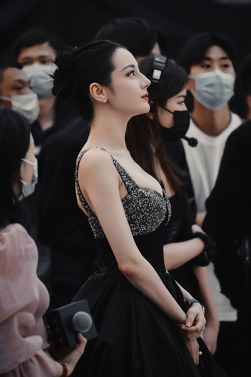 迪丽热巴这身材真绝了,肤白貌美,迷人!