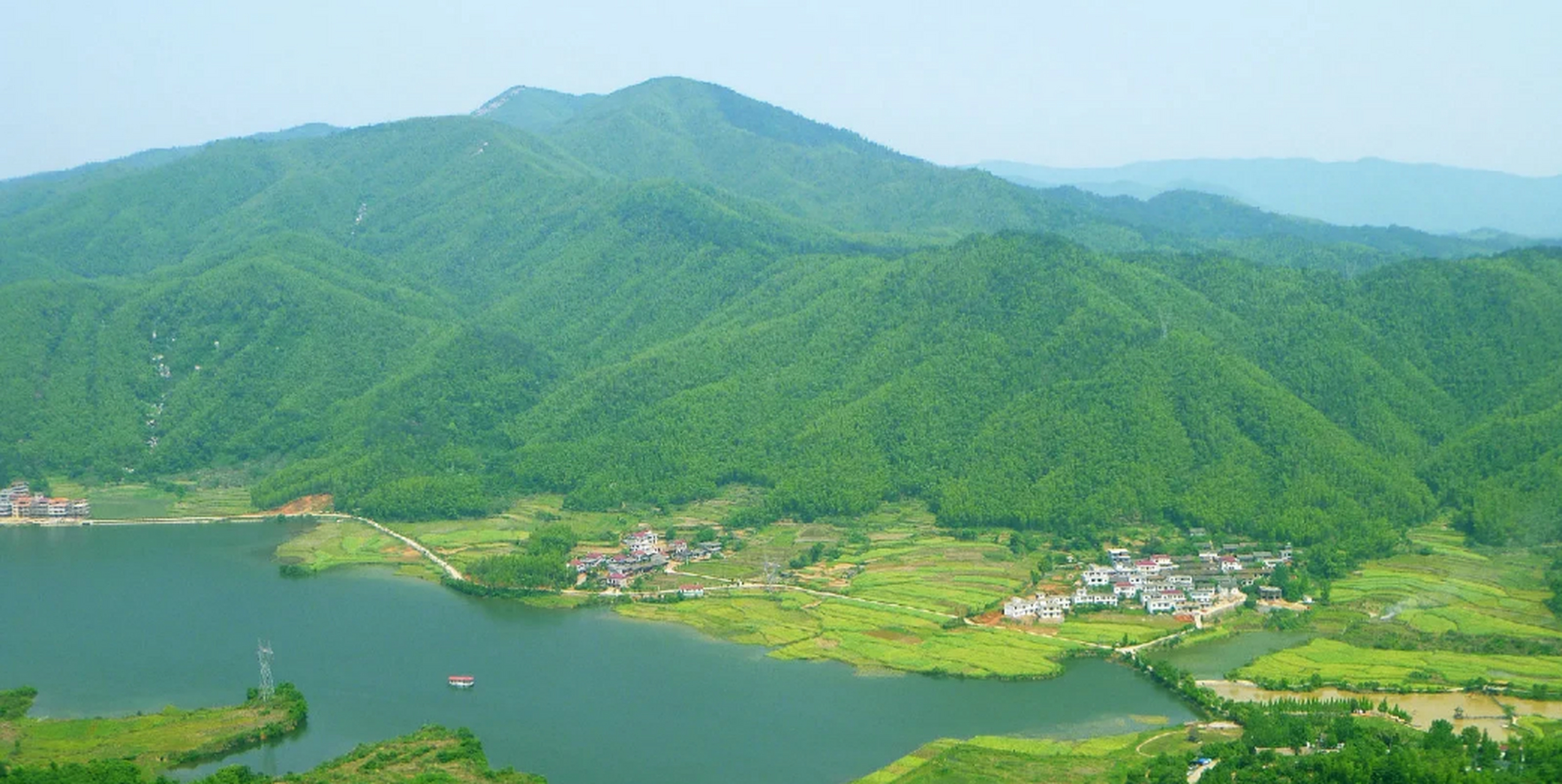 梅岭国家风景名胜区,位于南昌市西北部,西山山脉中段,距南昌市中心约