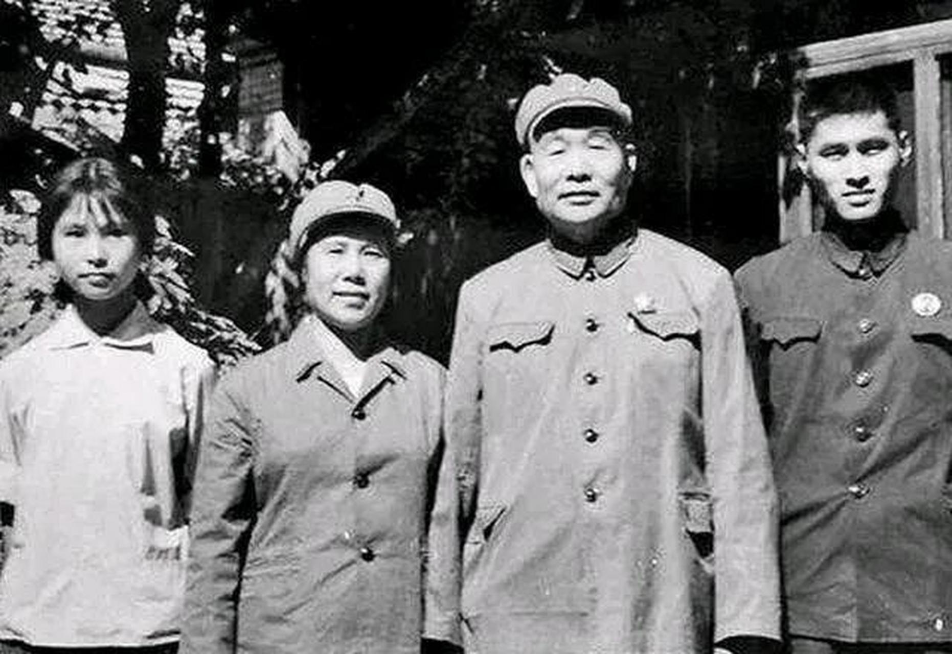 萧劲光大将与夫人伟涛及子女的一张老照片,拍摄于上世纪六十年代.