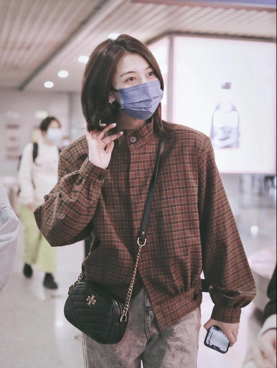 刘人语机场私服 平价港风look 刘人语机场私服穿搭解析, 格纹夹克搭配