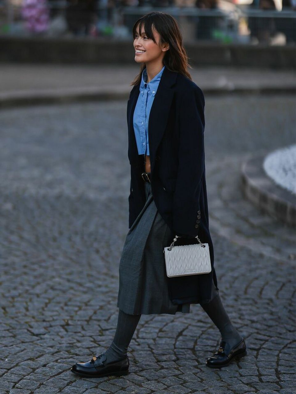 与任何鞋子都有很好的兼容性的灰色袜子,看起来很时尚,可以毫无阻力地