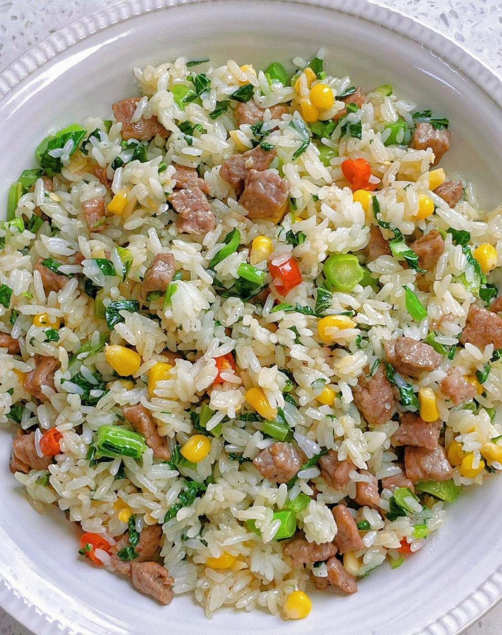 低脂健康又美味的牛肉菜心炒饭～做法: 1剩米饭或者新鲜米饭都可,稍微