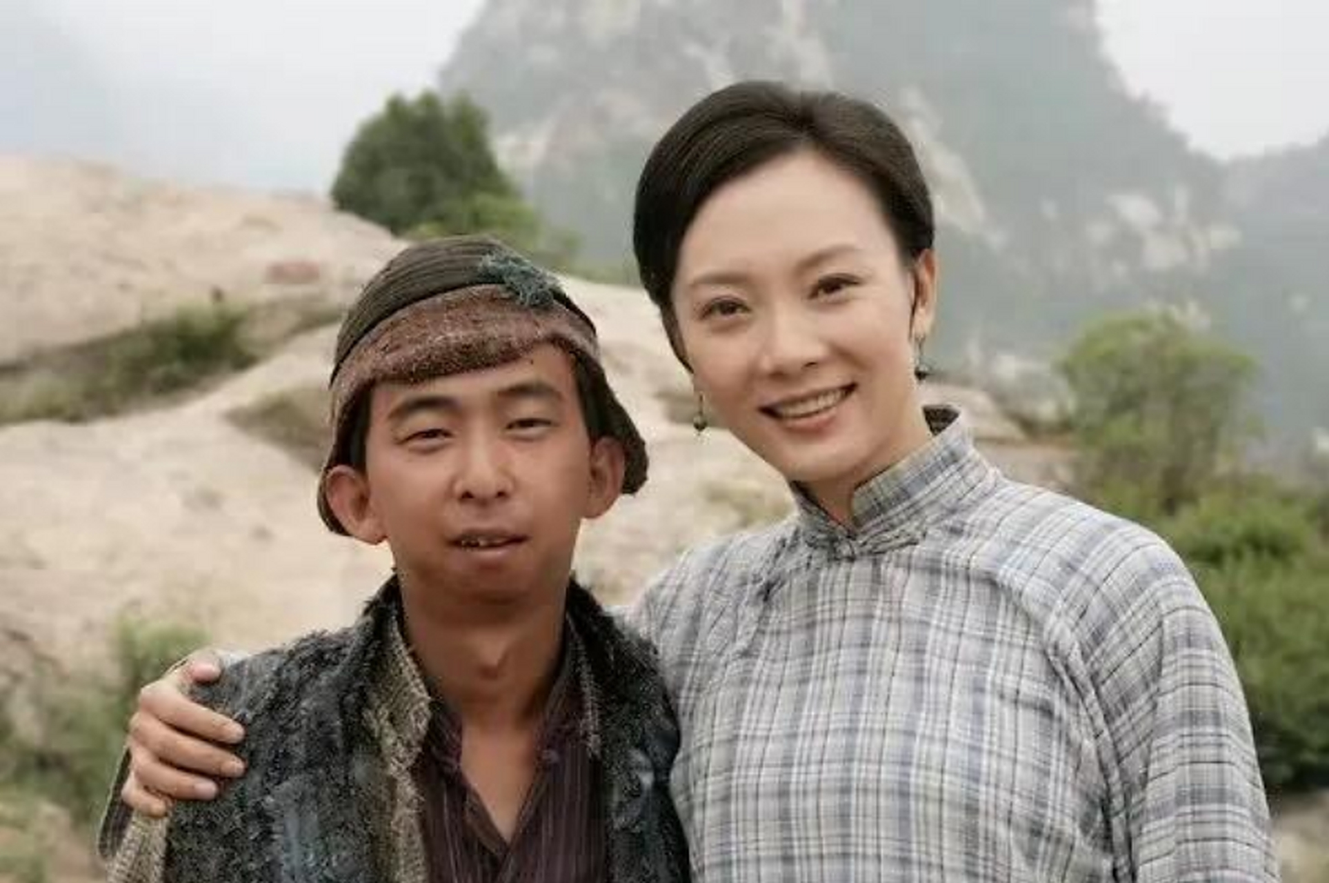 2022年,坐拥10亿身家的41岁导演巨兴茂和妻子大婚