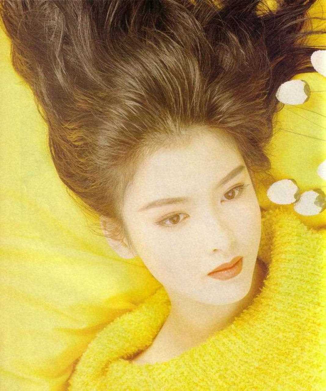 "小犹太"周慧敏好漂亮,没有刘海儿的造型,还真有点认不出来了.[大笑]