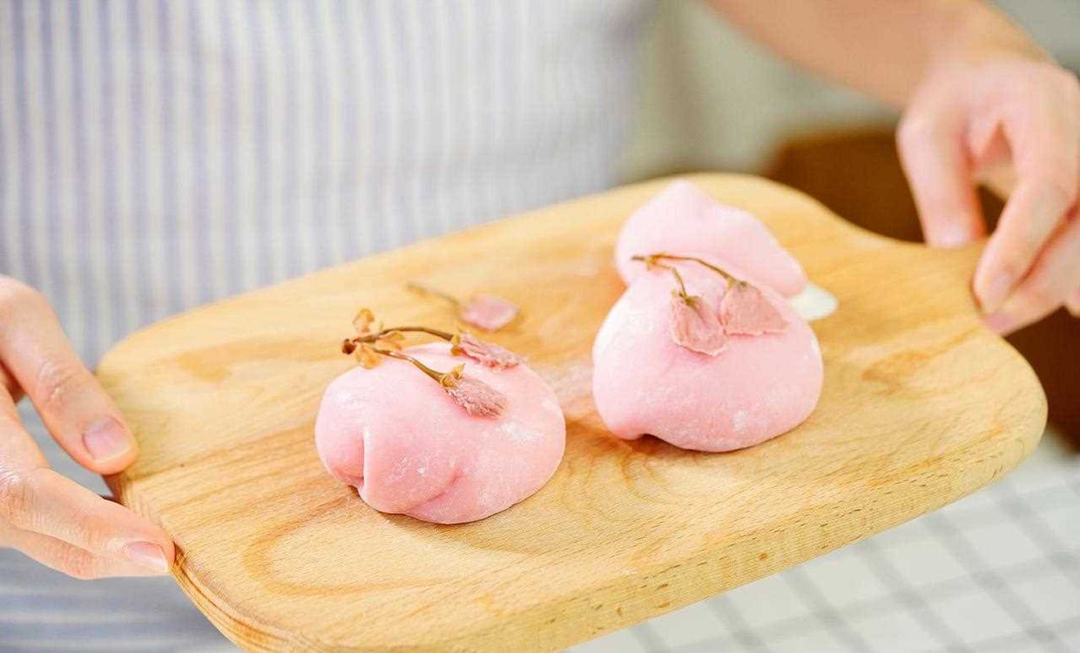 【樱花雪媚娘】樱花粉的糯米皮里,包裹着爽甜的冰淇淋,的鲜草莓,再