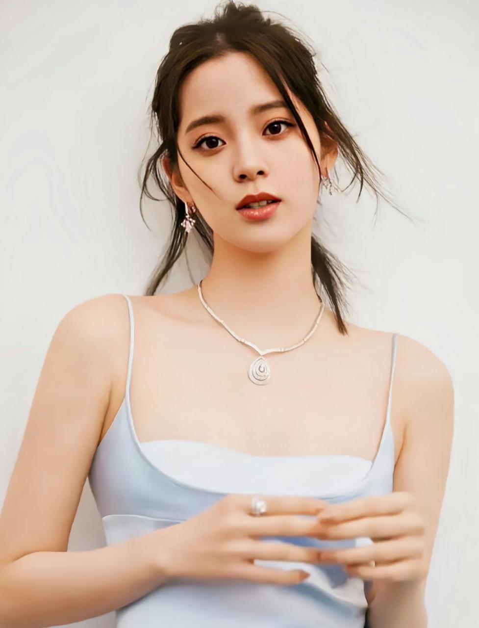 欧阳娜娜本身的五官就相当的温柔少女再加上肤色白皙的粉嫩气质,搭配