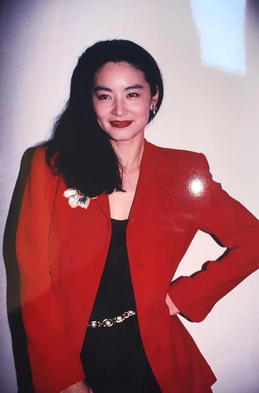 百家号星火计划# 东南亚第一美人林青霞红色西服系列高清照片首次