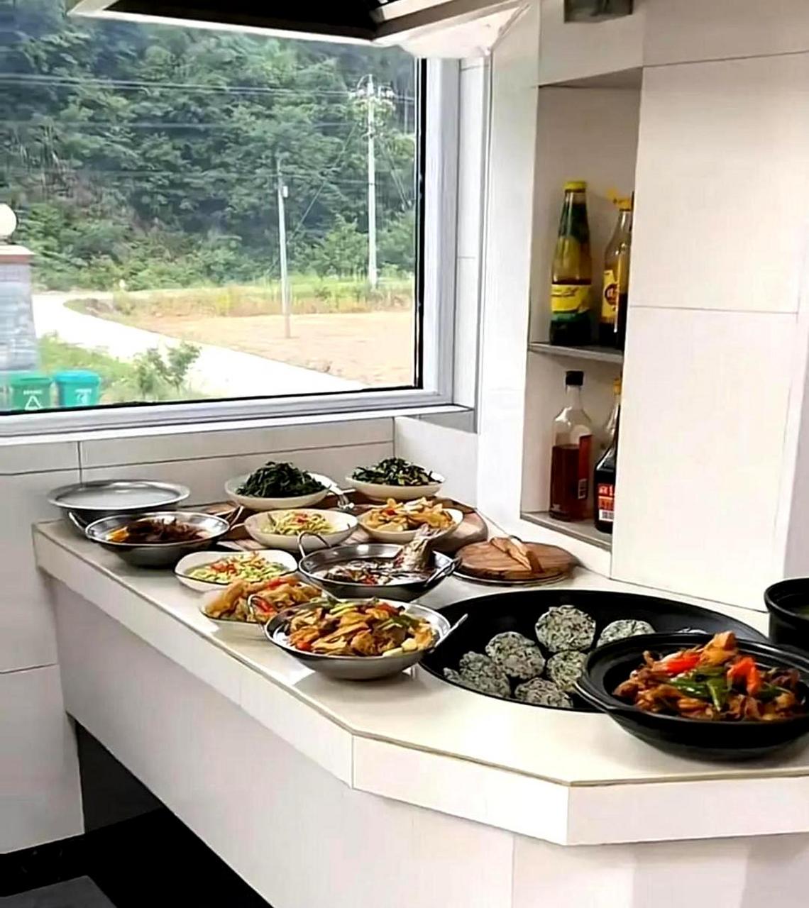 柴火灶炒菜的味道更好,这是农村厨房和城里厨房的主要区别.