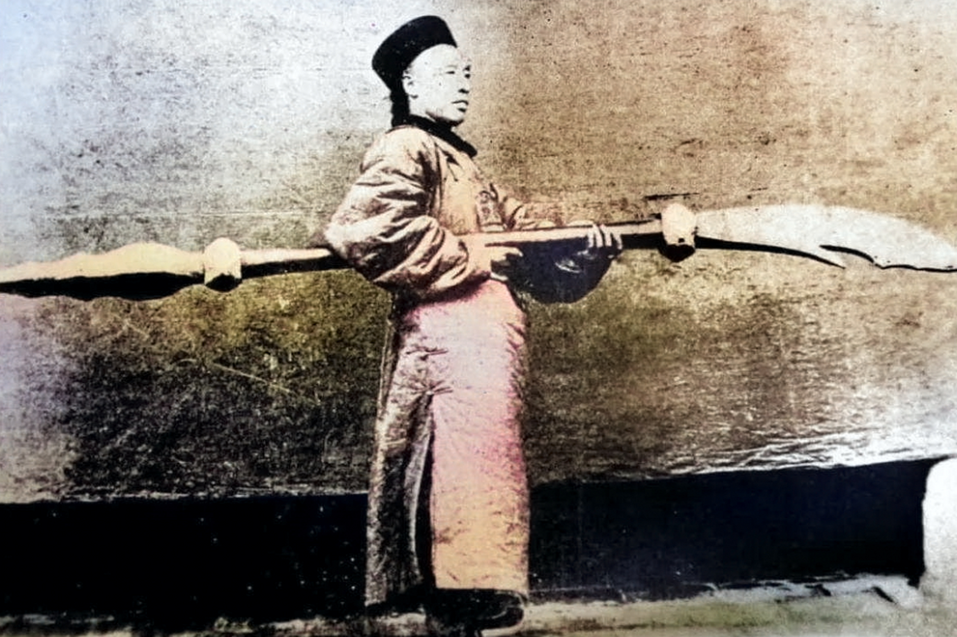 这个手提180斤大刀的是中国最后一位武状元张三甲,光绪皇帝钦点武状元
