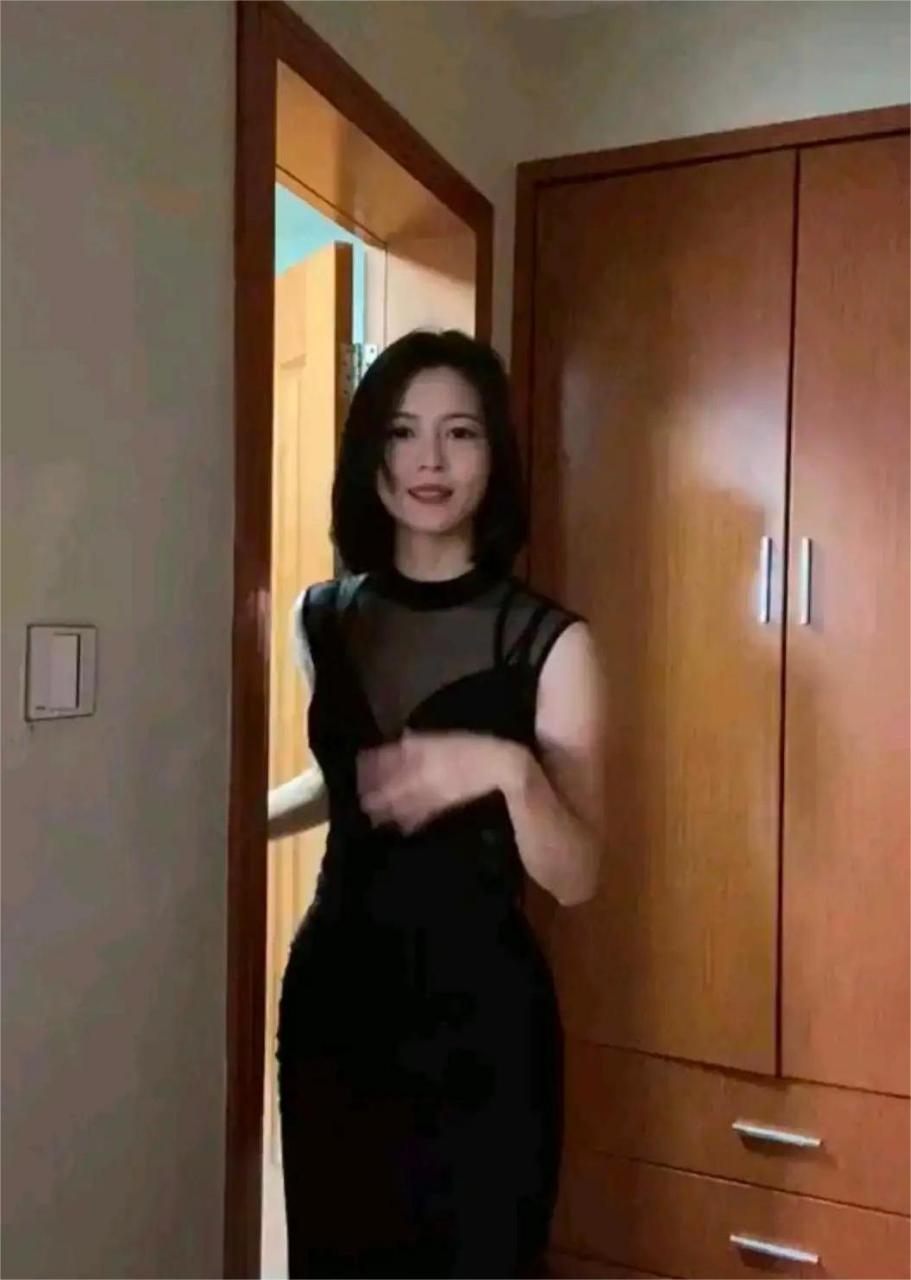 同学的妈妈长得好漂亮[捂脸]