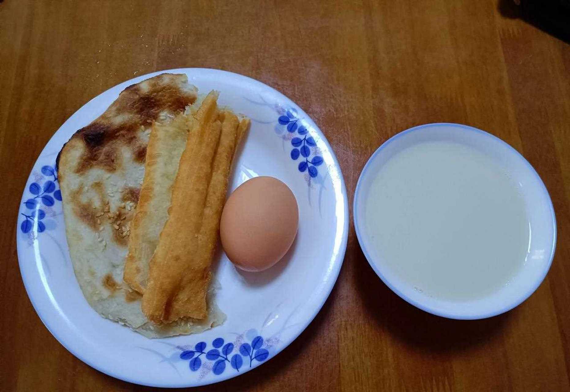 今天的早餐依旧是大饼,油条,豆浆,加个煮鸡蛋.