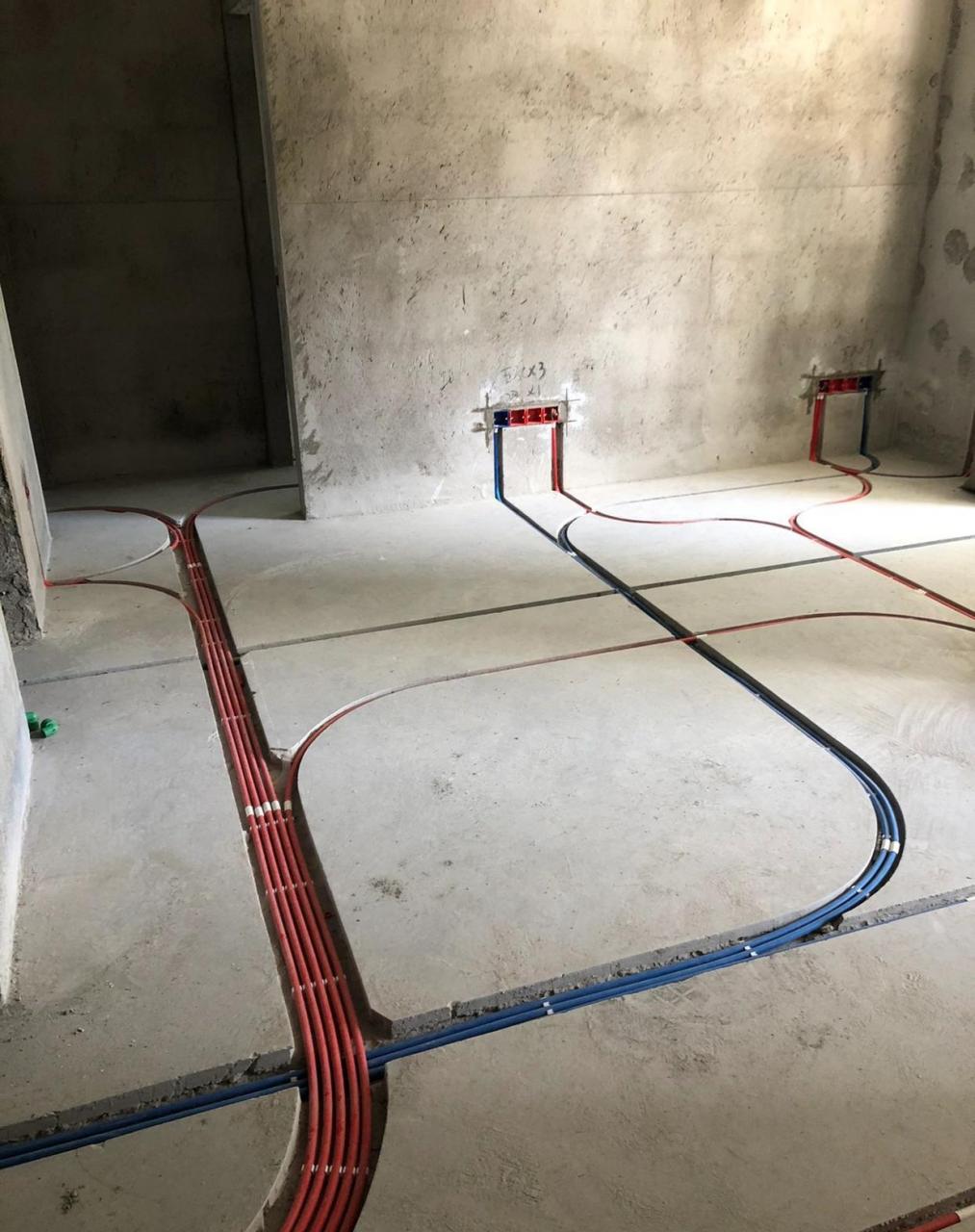 红色的是强电线,蓝色的是弱电线,绿色是水管.