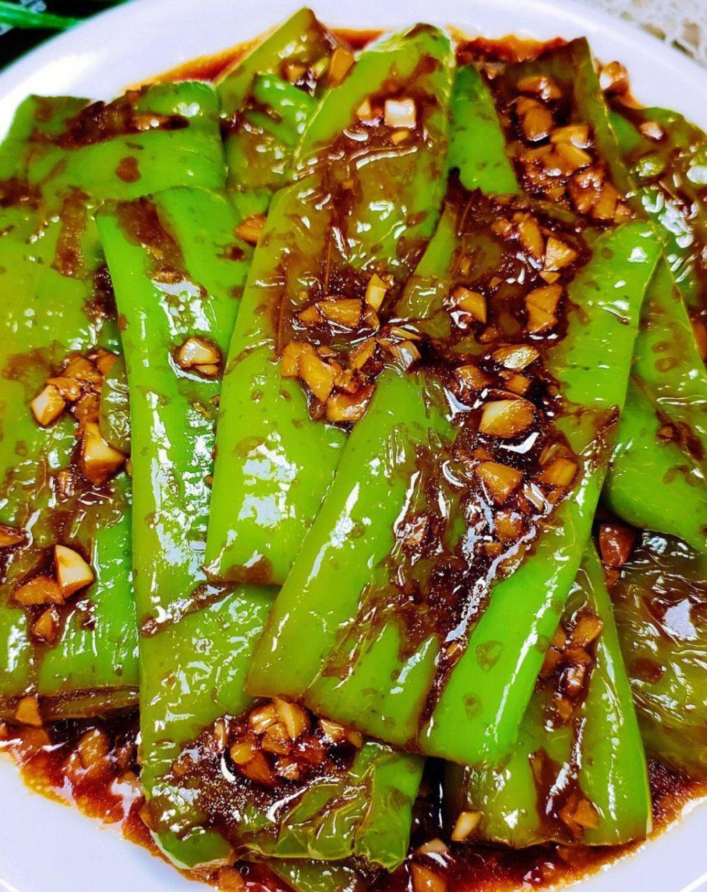 给肉都不换的虎皮尖椒,鲜辣入味,开胃解腻,酱汁浓郁,拌饭一绝~ ?