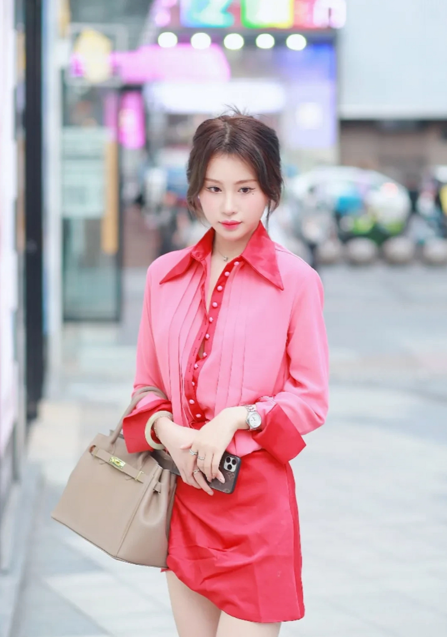换季的时间到了,粉色穿搭还是很甜的,粉色包臀裙搭配上粉色衬衫.