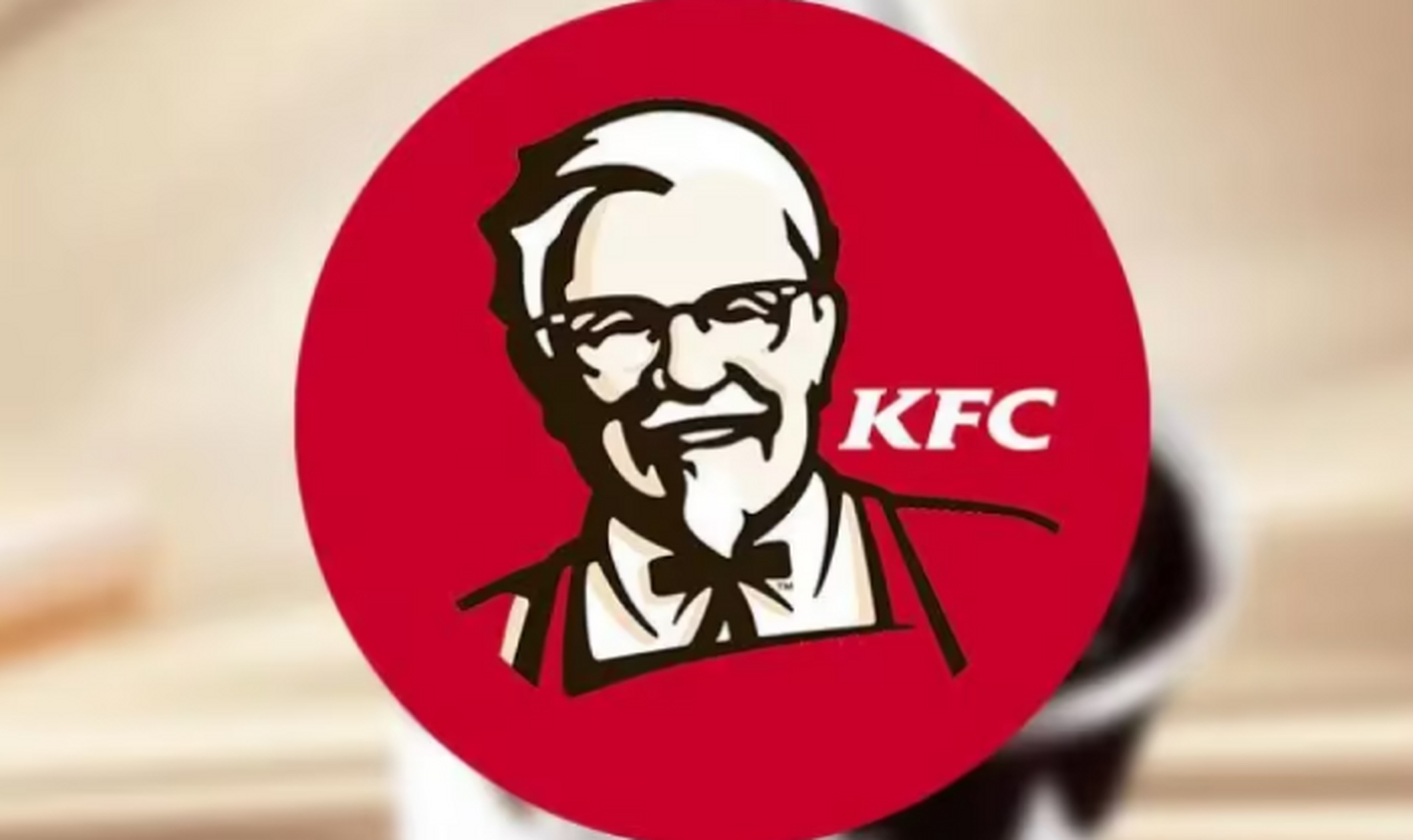 肯德基全家桶被曝吃出生的炸鸡,店家回应当时锅出现故障,现已修好