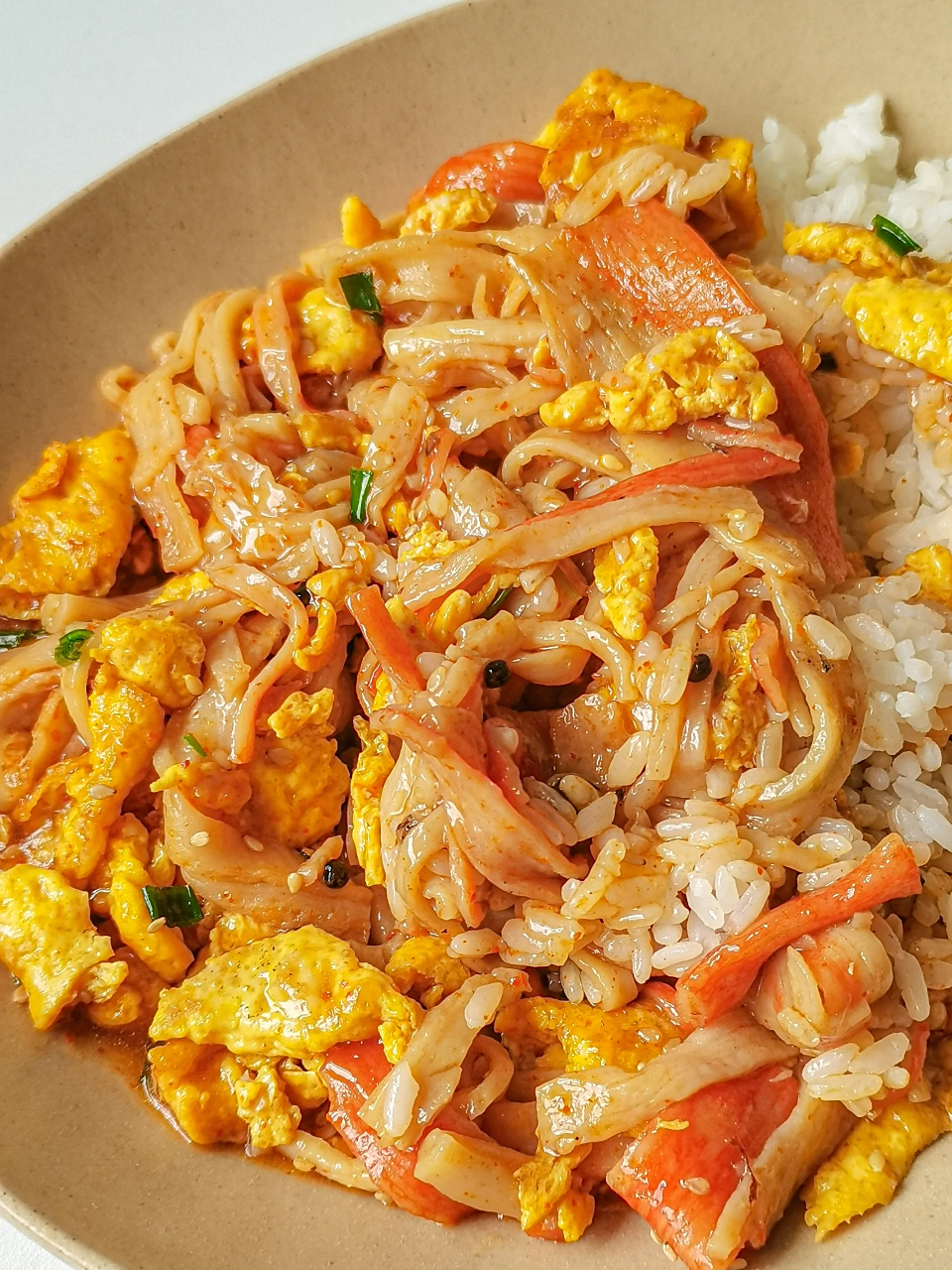 今天分享一道低卡高蛋白的蟹柳炒蛋盖饭,让你在享受美食的同时也能