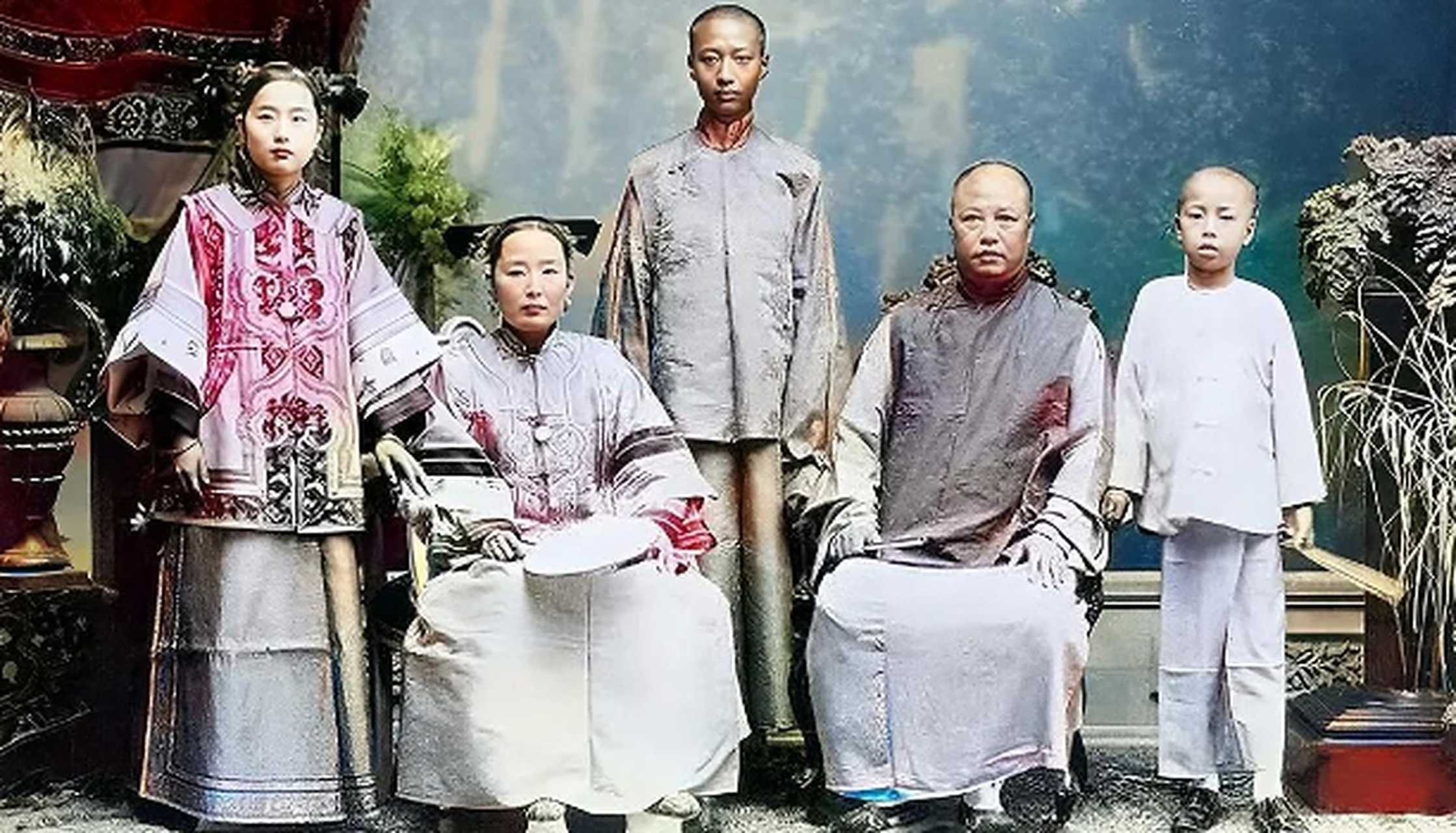 清朝时期一个有钱人的家庭合影,这个家庭一看就是满族家庭,坐着的女子