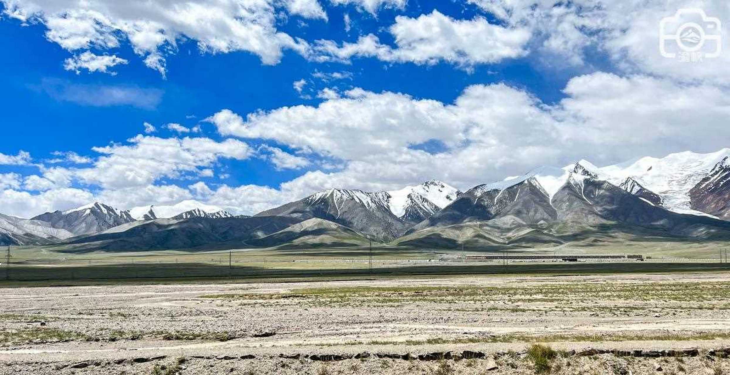 【昆仑山玉珠峰】位于青海省格尔木市区南向160公里左右的西大滩,开车