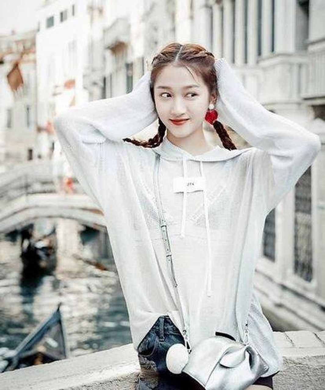 关晓彤生日派对上,一改往日乖乖女的形象,变身精神小姑娘和朋友一起