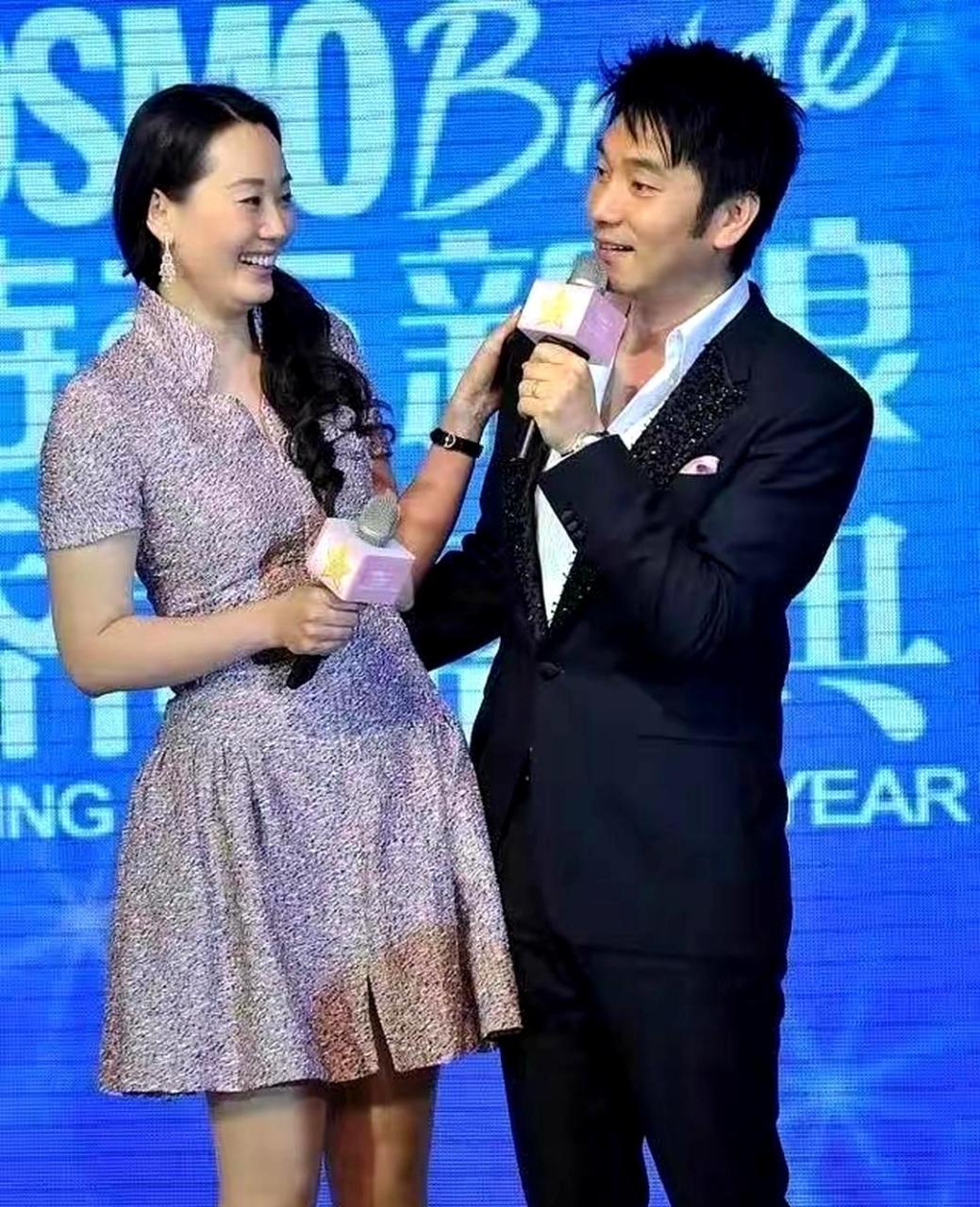 林依轮的二婚妻子罕见亮相,身穿碎花裙虽然中年发福,但仍保持纤细的