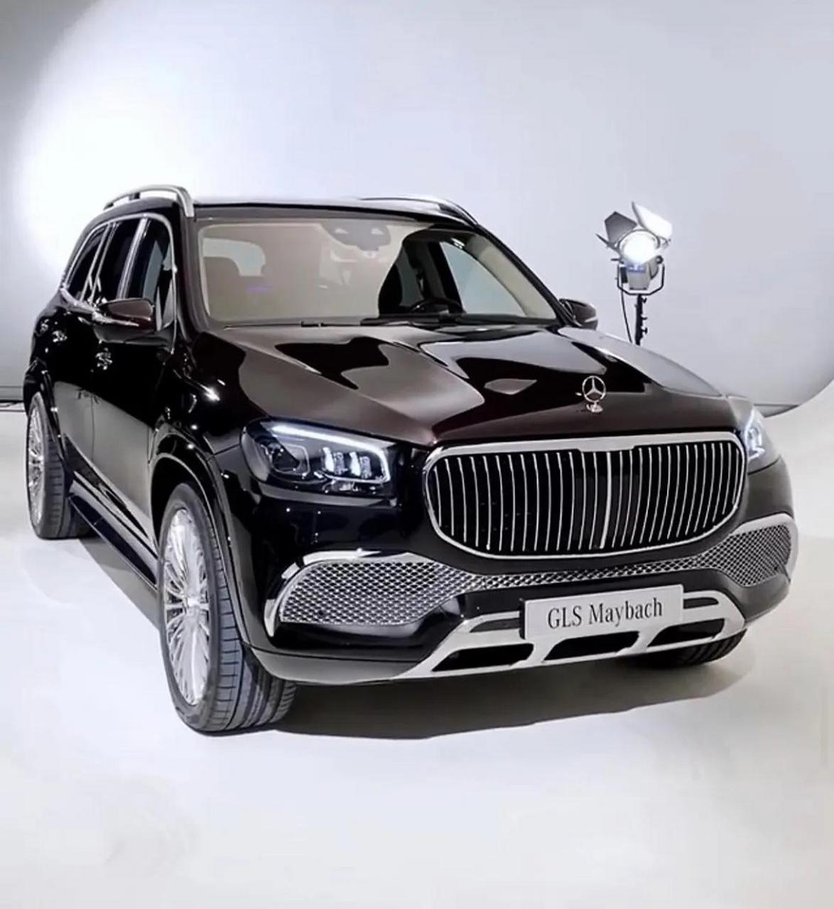 韭皇奔驰迈巴赫gls600国内四儿子店卖312万,还得加价,落地得400万,而