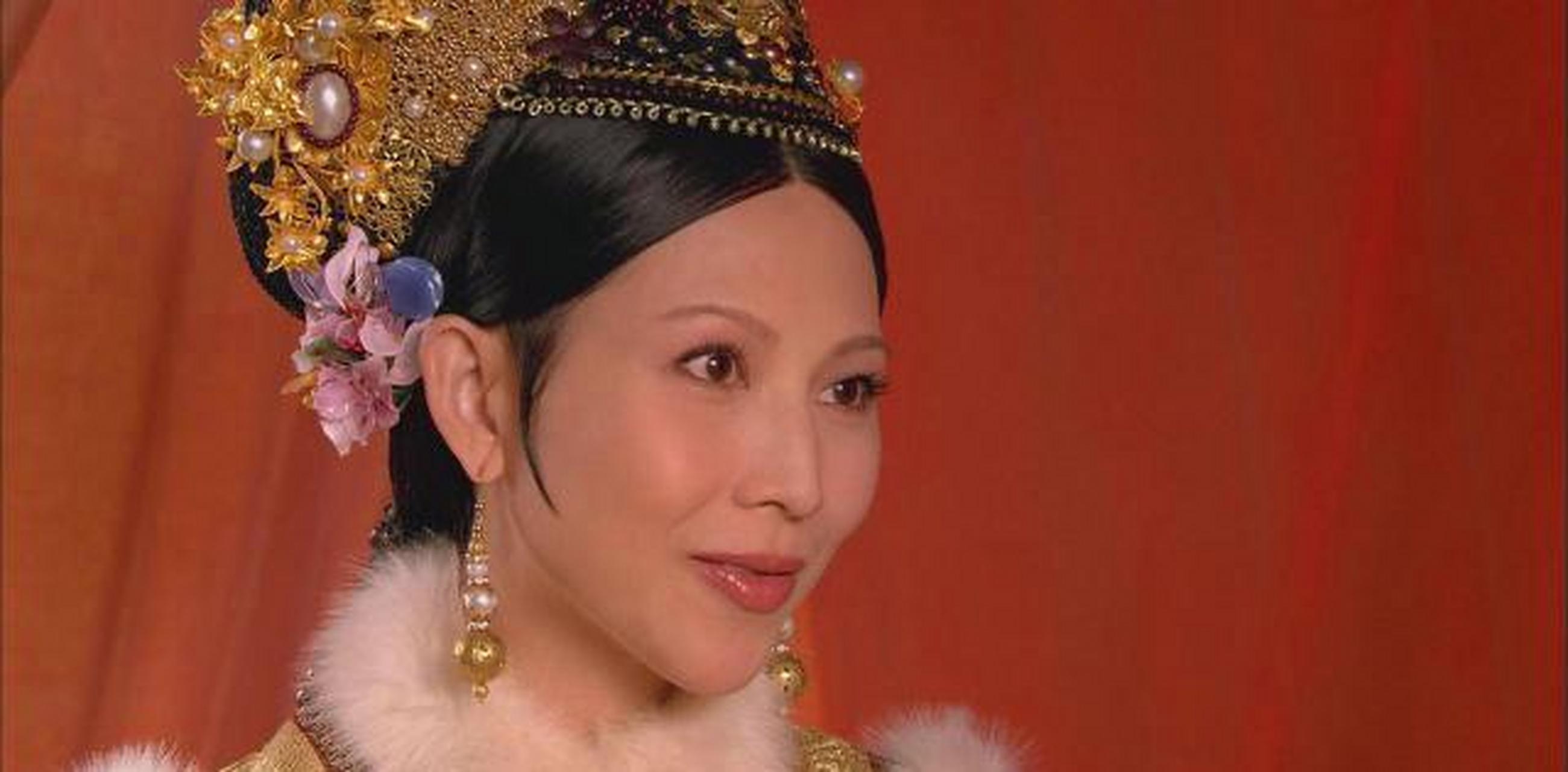 果不其然,华妃上当了,把甄嬛挪去碎玉轩,剪秋提醒皇后那里曾是芳贵人