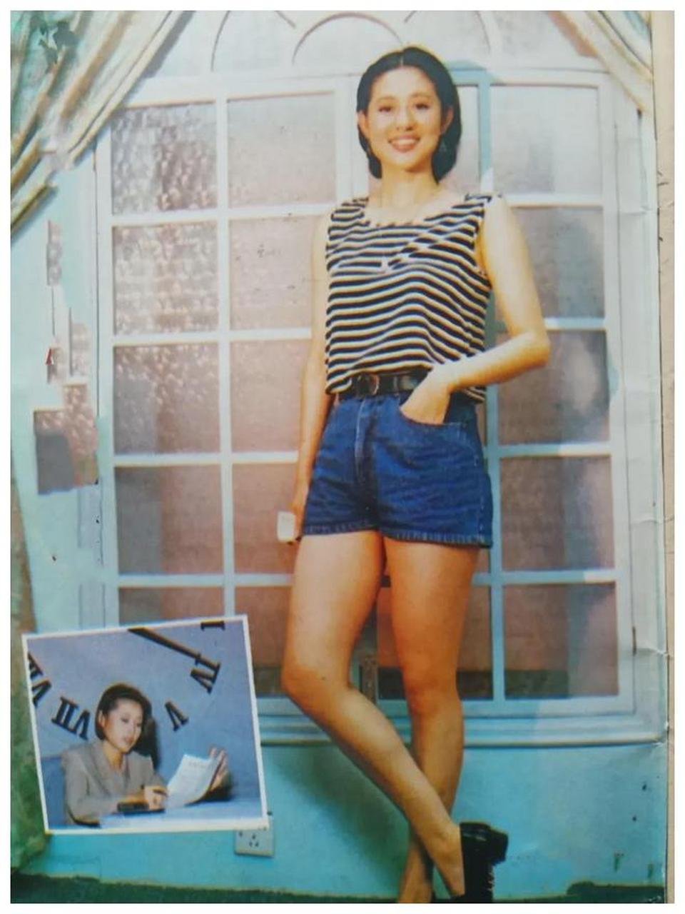 1996年,倪萍年轻时拍下了一张留影,那时候的她正值青春年华,一双大