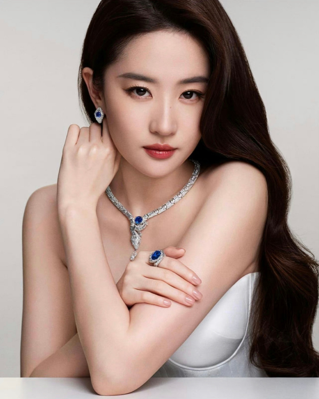 李沁vs刘亦菲,风格迥异的两位美女,你更喜欢谁?