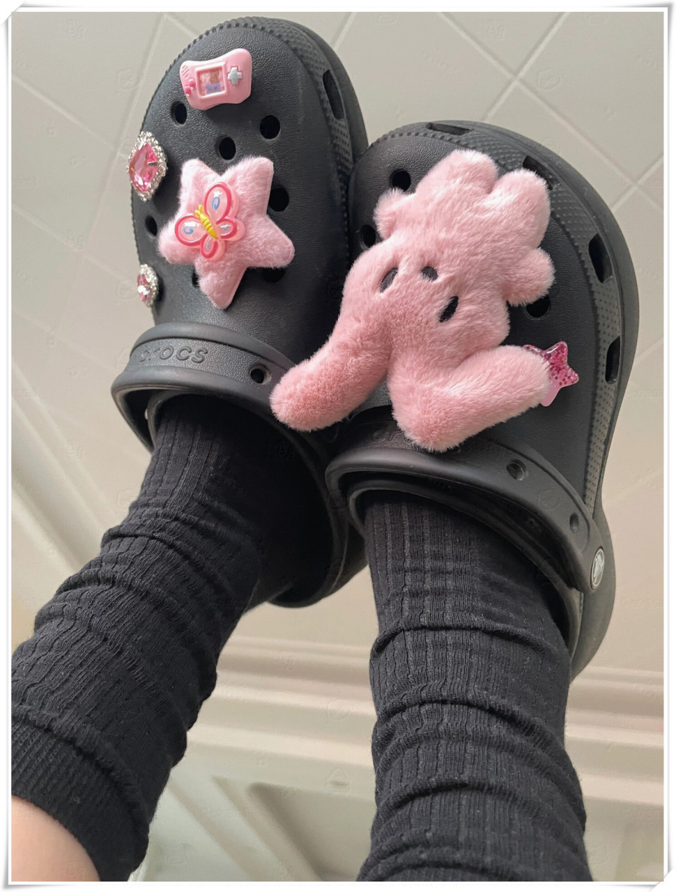 关于穿洞洞鞋穿不穿袜子的问题!  反正我是一定会选择穿上袜子的!