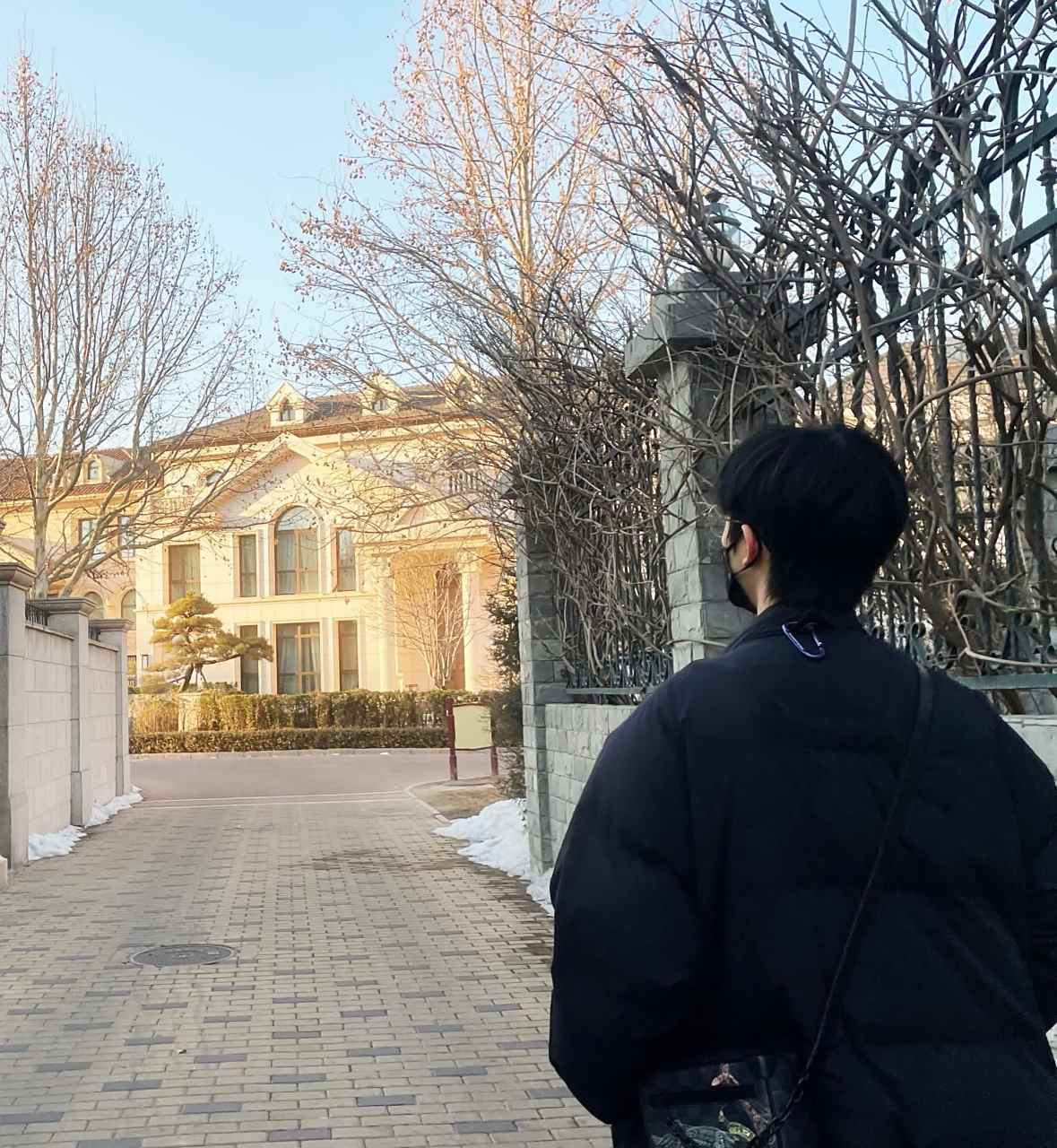 何俊霖更新了日常商务照,身穿黑色道袍羽绒服搭配黑色休闲阔腿裤,all