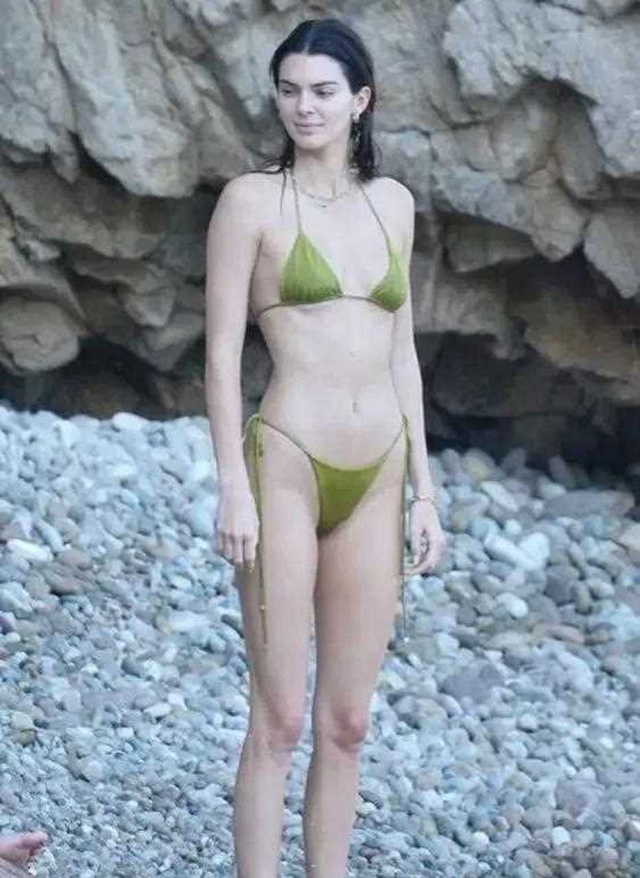 肯豆kendall jenner沙滩度假高清美图 穿绿色比基尼晒日光浴 宛如一朵