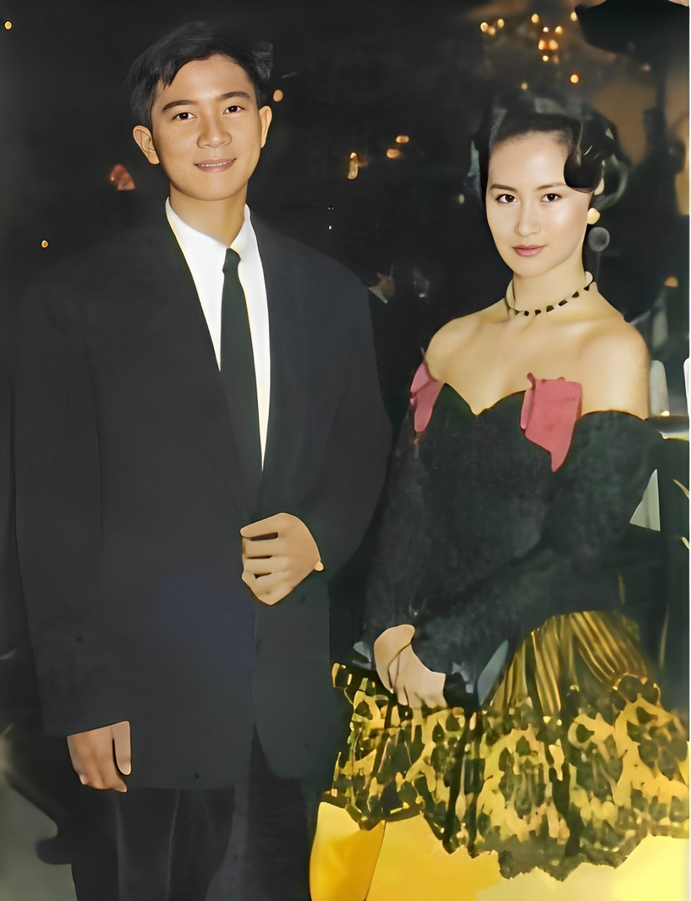 1988年,陈百强在30岁生日派对上留下了一张自己依偎在何超琼肩膀上的