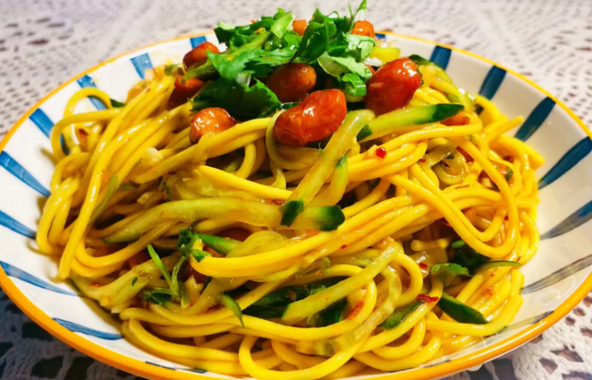 重逢巴蜀# 四川红油凉面,作为著名的四川小吃之一,以其独特的红油味