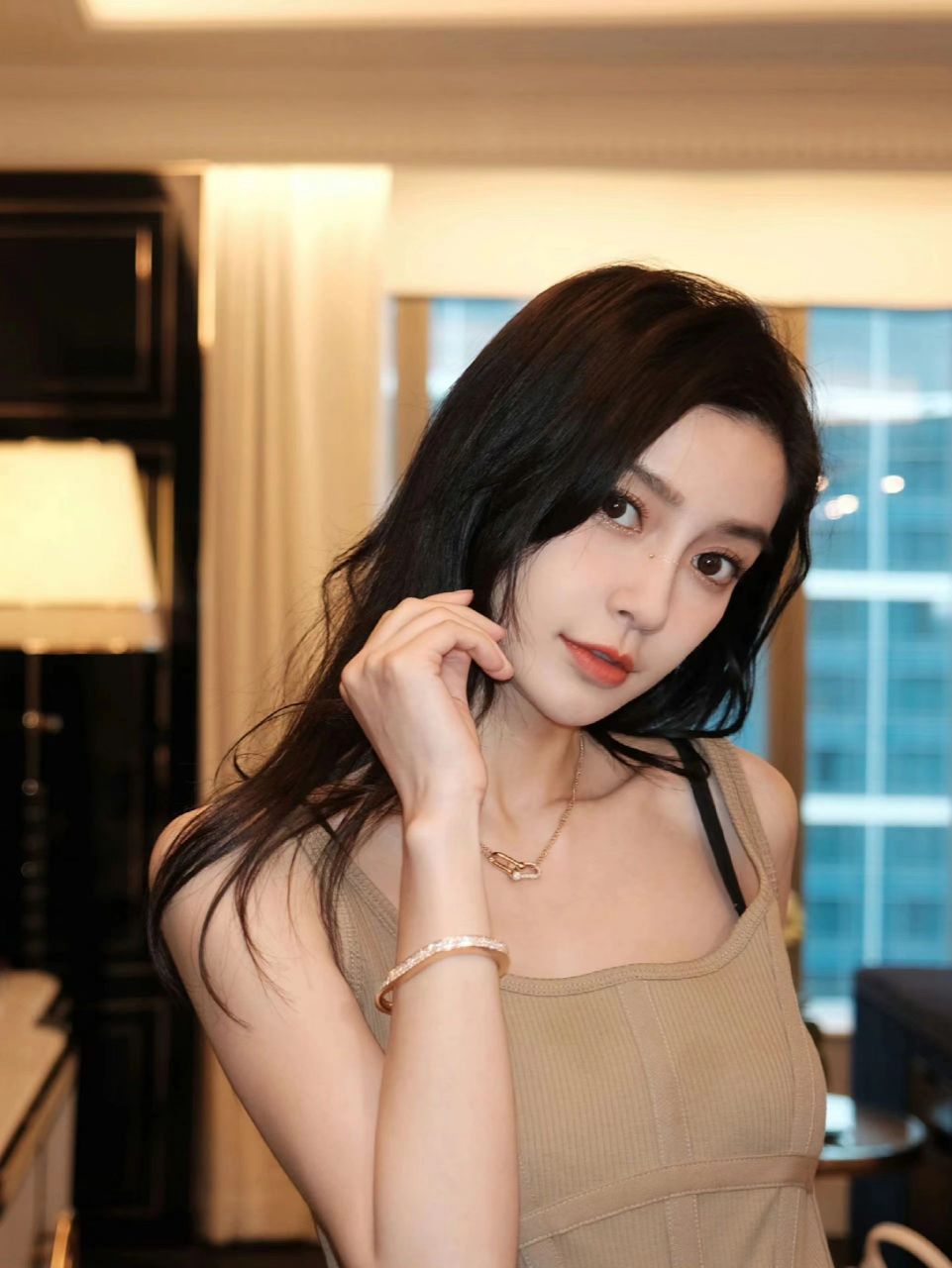 angelababy这套太辣了,甜酷风格高级洋气又撩人 angelababy不仅长相