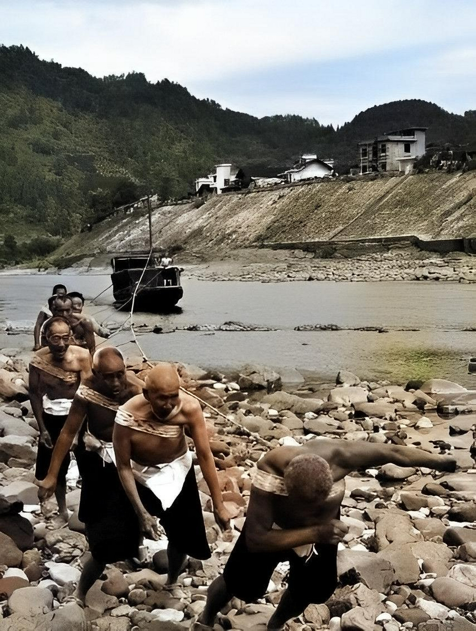 20世纪40年代,纤夫们在河边辛勤劳作