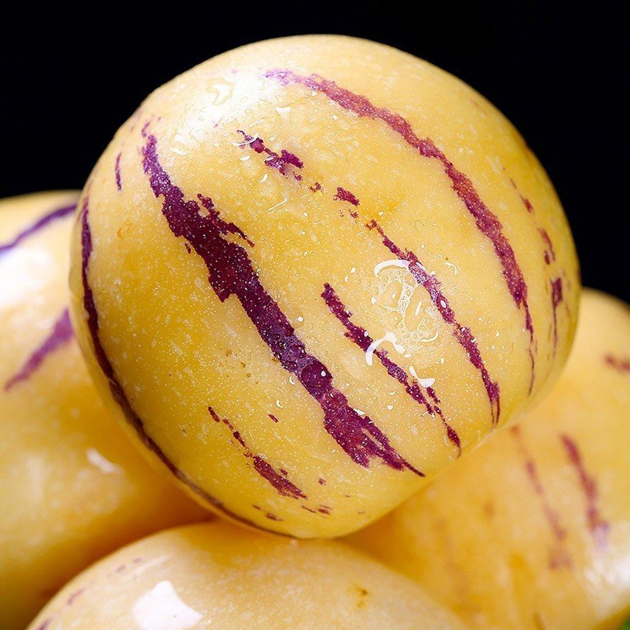 知农好物# #这个好物闭眼入# 云南的人参果皮薄如纸,拿到鼻尖可以