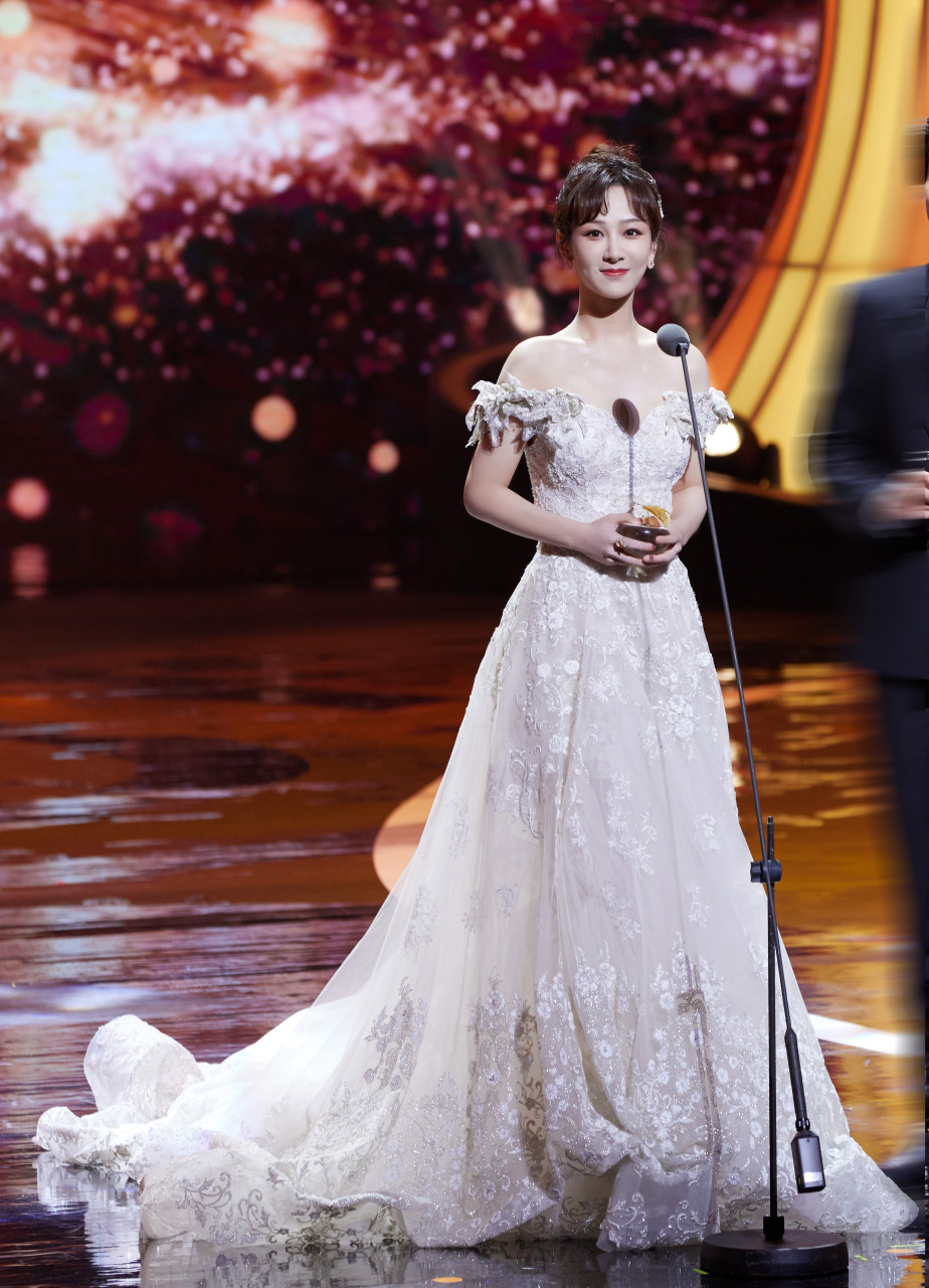 工作人员让杨紫不要戳别人的鼻孔#杨紫回应曾在拍戏时戳对手戏言北