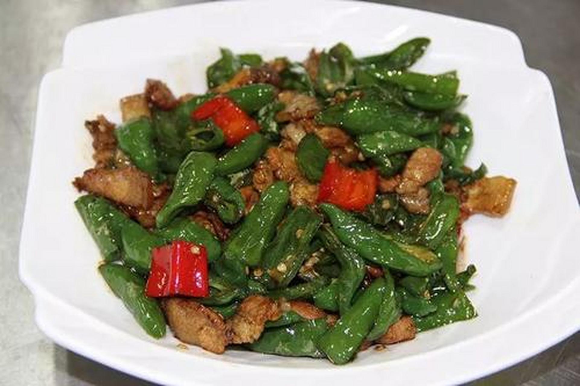余干辣椒炒肉所用的辣椒为余干县当地特产辣椒余干枫树辣,余干辣椒在