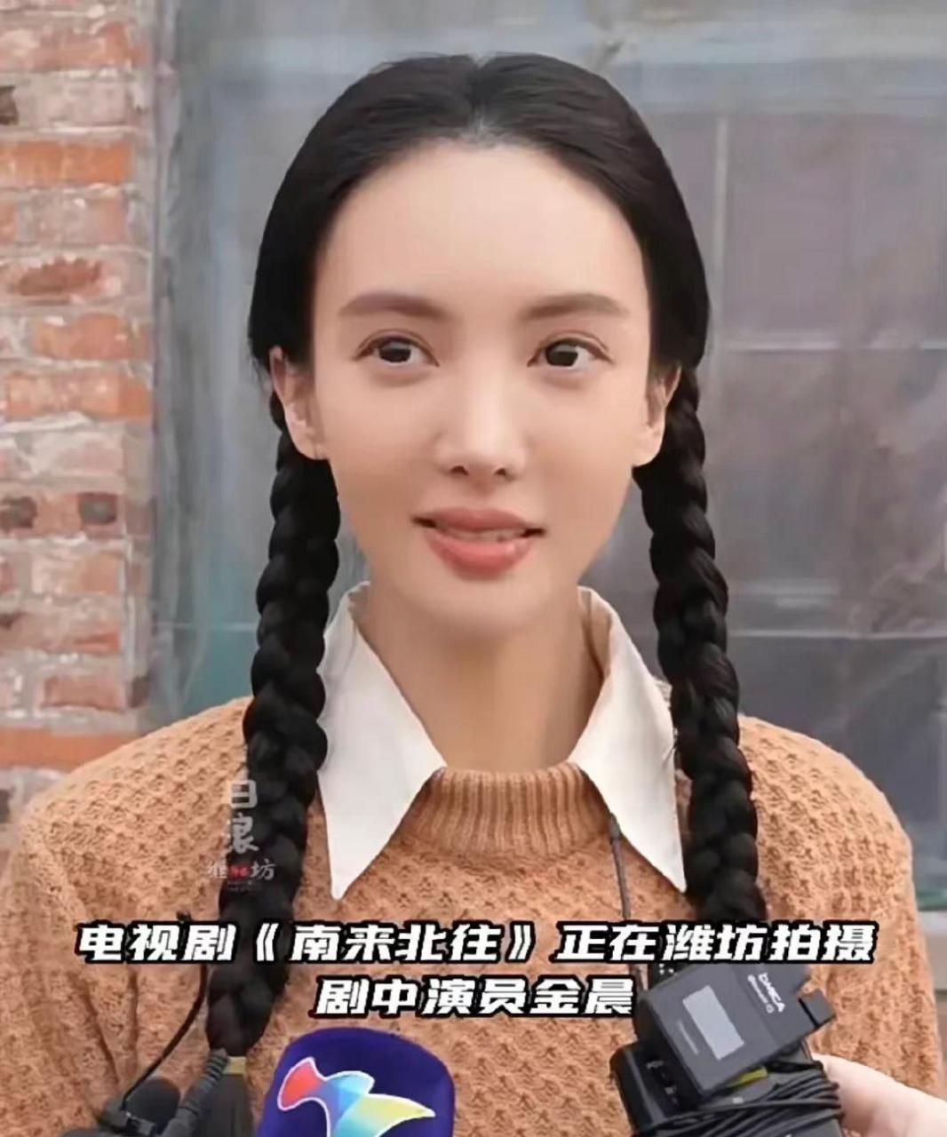 金晨这个嘴巴怎么怪怪的,好像有些歪了,而且下嘴唇特别厚.