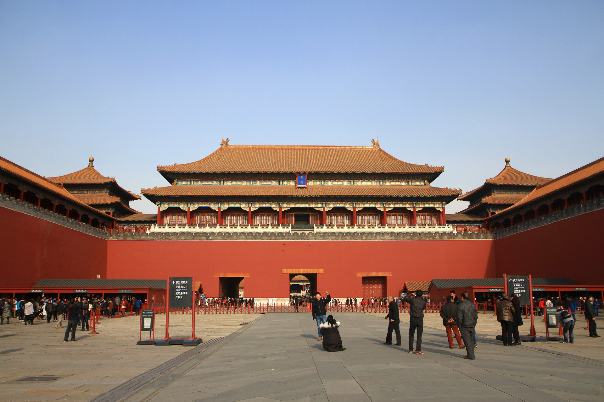 午门,午门是故宫的正门,是故宫博物院的检票口.