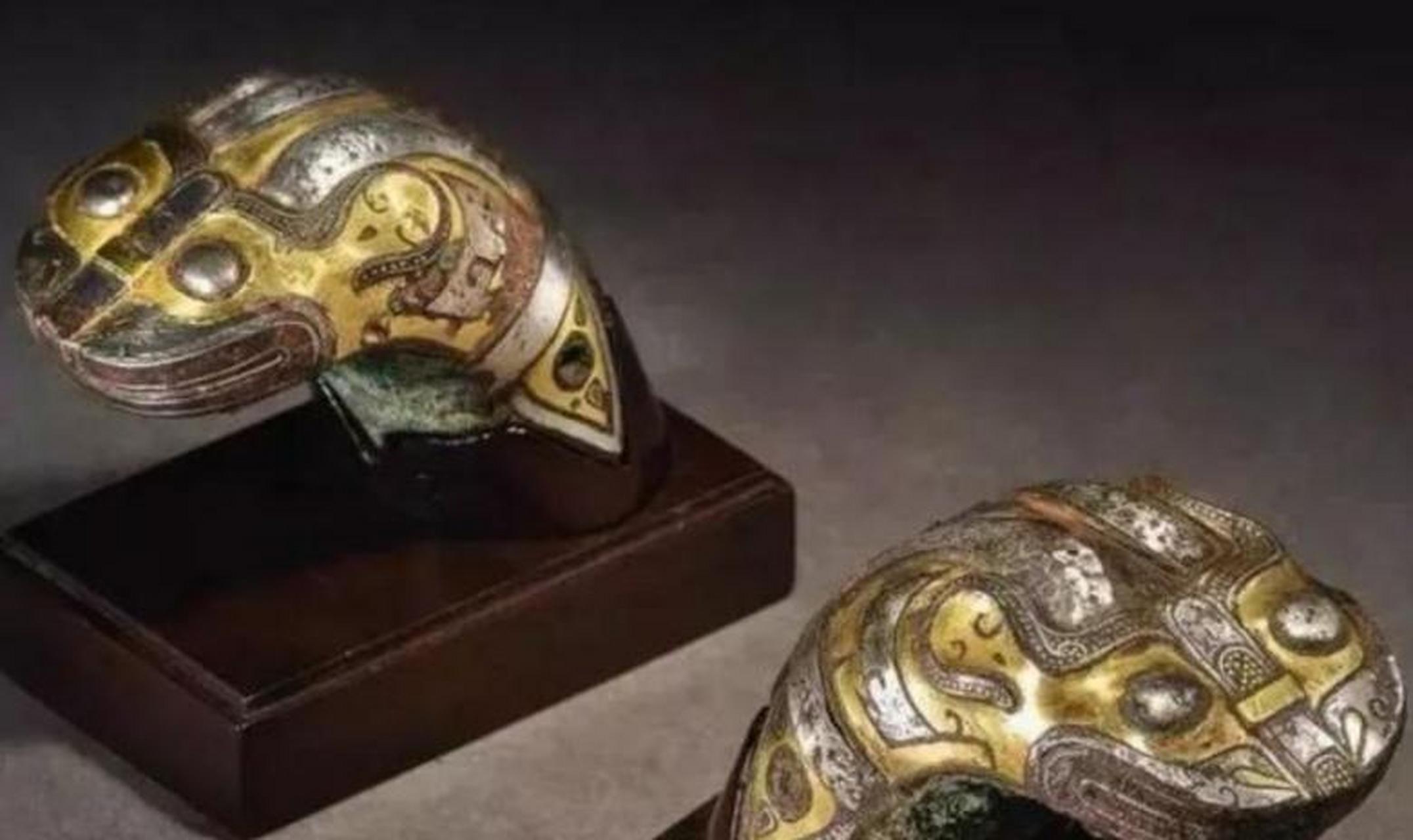 汉代马车前端有一根或者两根横木,在横木前端有人字形的木构件,驾车时